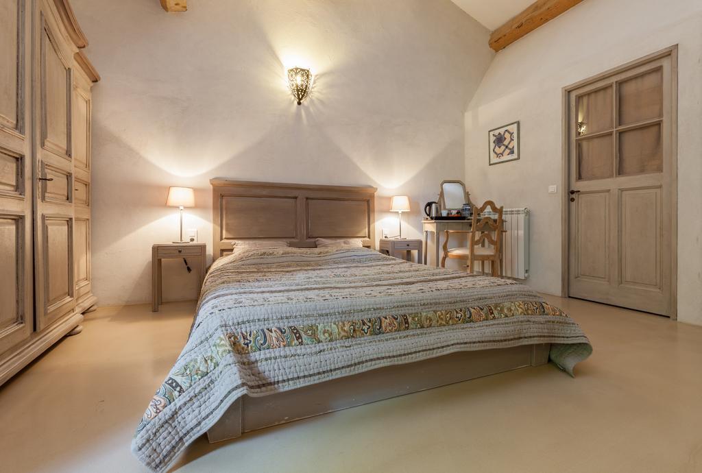 Bed and Breakfast La Louviere Des Bruyeres Robion en Luberon Habitación foto